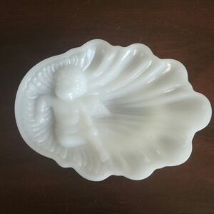 Avon Vintage Cherub Milk Glass Scalloped Rim Trinket, Soap, Candy Dish EUC $16